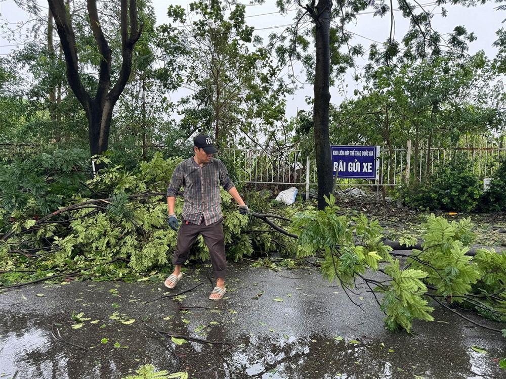 Sân Mỹ Đình bị bão Yagi càn quét, cây đổ la liệt, trận Việt Nam - Thái Lan có bị hủy không?-4