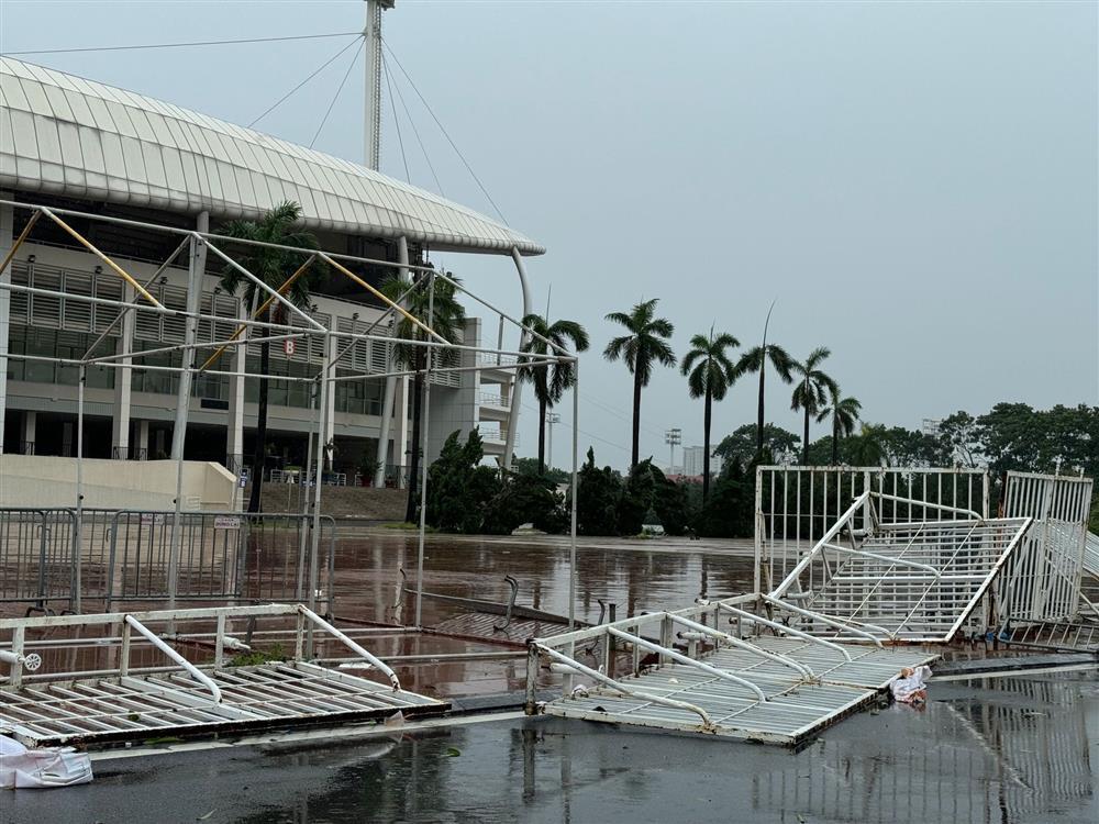 Sân Mỹ Đình bị bão Yagi càn quét, cây đổ la liệt, trận Việt Nam - Thái Lan có bị hủy không?-6