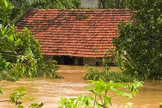 Dự báo thời tiết 9/9/2024: Bắc Bộ mưa rất to, lũ trên sông Thao uy hiếp nhà dân ở Yên Bái