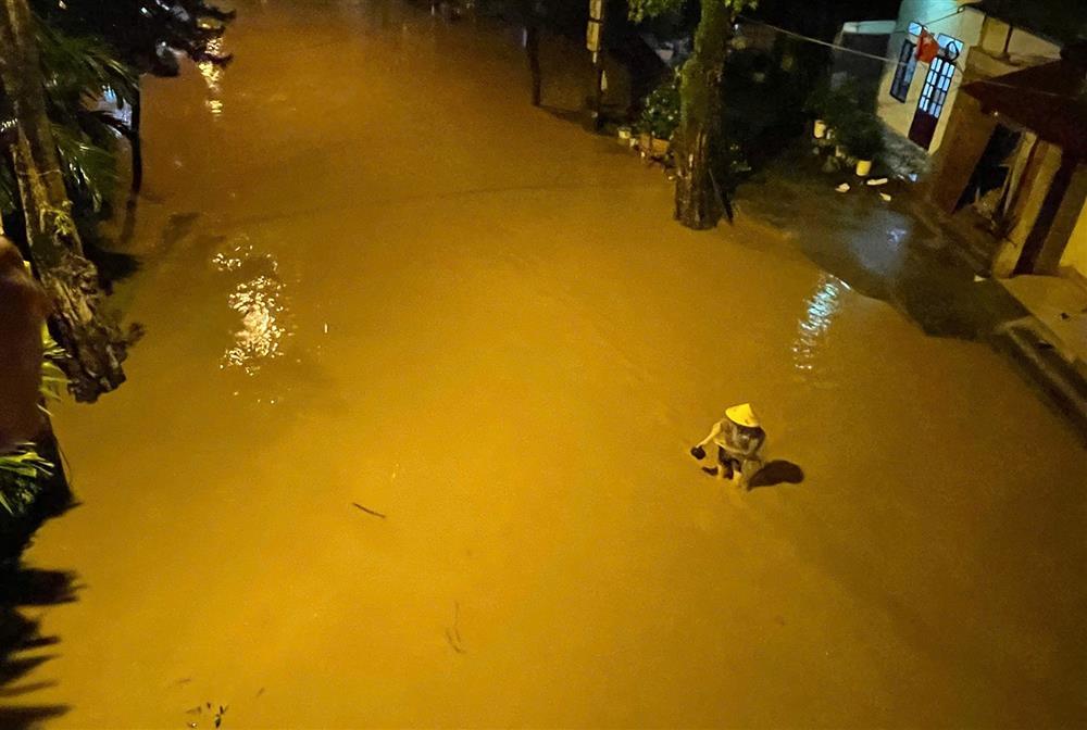 Thành phố Yên Bái nước dâng liên tục, người dân chạy lũ trong đêm-1