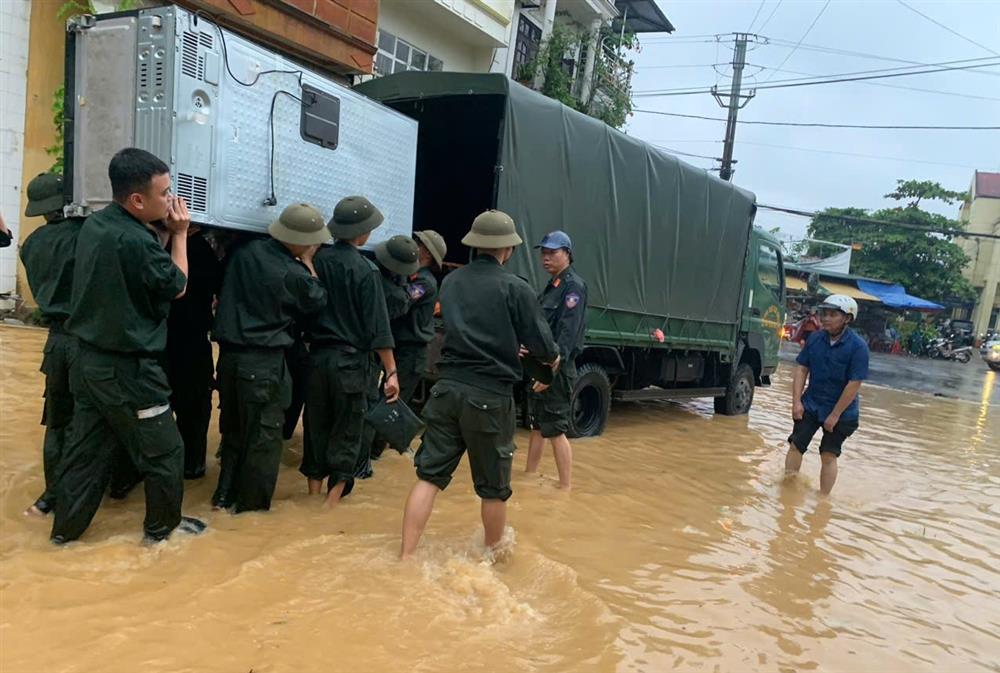 Thành phố Yên Bái nước dâng liên tục, người dân chạy lũ trong đêm