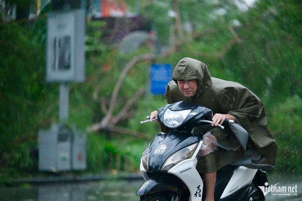 Thời tiết Hà Nội 3 ngày tới: Mưa giông liên tiếp, cảnh báo lũ gây ngập lụt-1