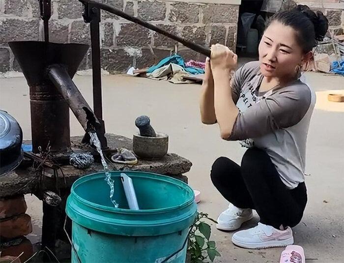 Bà mẹ 4 chân quyết cãi lời bác sỹ để sinh con, nhìn thành quả ai cũng bất ngờ-1