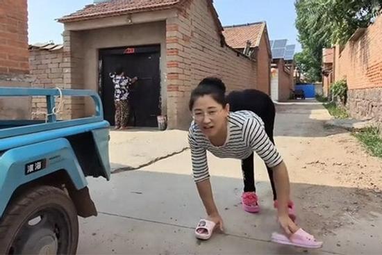 'Bà mẹ 4 chân' quyết cãi lời bác sỹ để sinh con, nhìn thành quả ai cũng bất ngờ