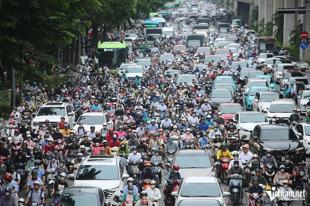 Nhiều tuyến phố ở Hà Nội còn cây xanh chắn ngang, đường ùn tắc
