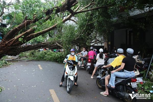 Đường phố Hà Nội ngập nặng, ùn tắc nghiêm trọng sau mưa lớn-8