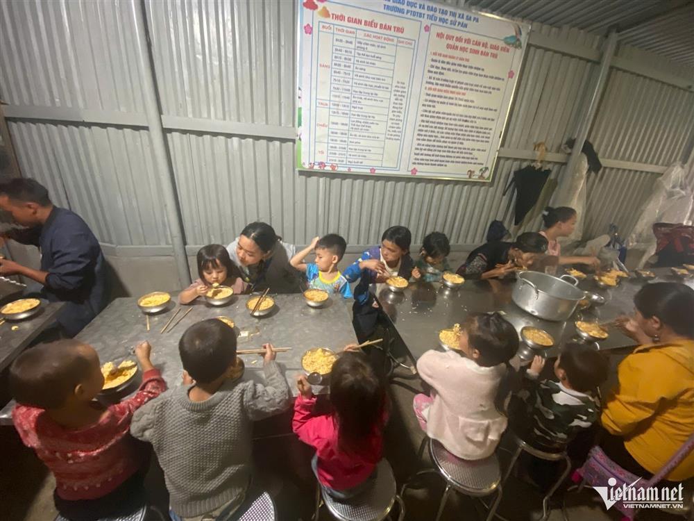 Vụ sạt lở khiến 6 người tử vong ở Sa Pa: Hàng trăm người sơ tán trong đêm-1