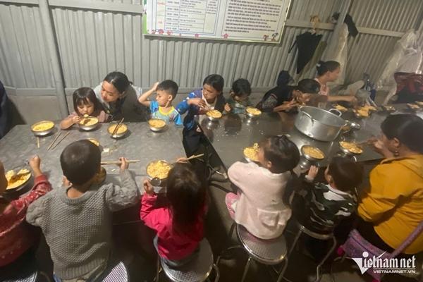 Hà Nội sơ tán khẩn cấp hàng nghìn người dân ngoài đê cạnh cầu Long Biên-9