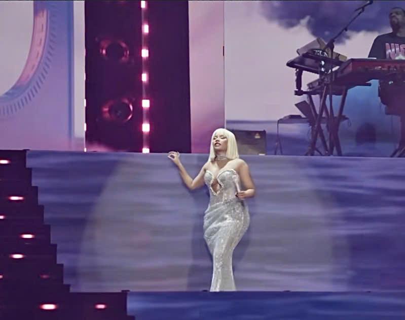 Nicki Minaj diện váy kim cương của NTK Việt trong show diễn tại Mỹ-1