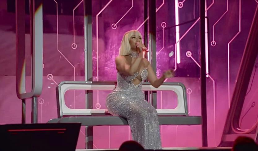 Nicki Minaj diện váy kim cương của NTK Việt trong show diễn tại Mỹ-2