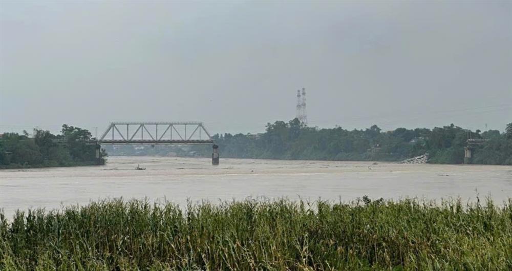 Hiện trường vụ sập cầu Phong Châu ở Phú Thọ