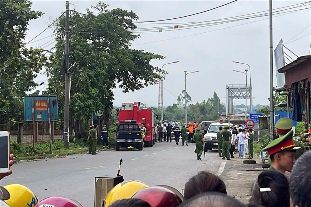 Hiện trường vụ sập cầu Phong Châu ở Phú Thọ
