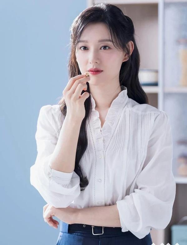 Kim Ji Won Nữ hoàng nước mắt chăm sóc da bóng đẹp bằng serum gì