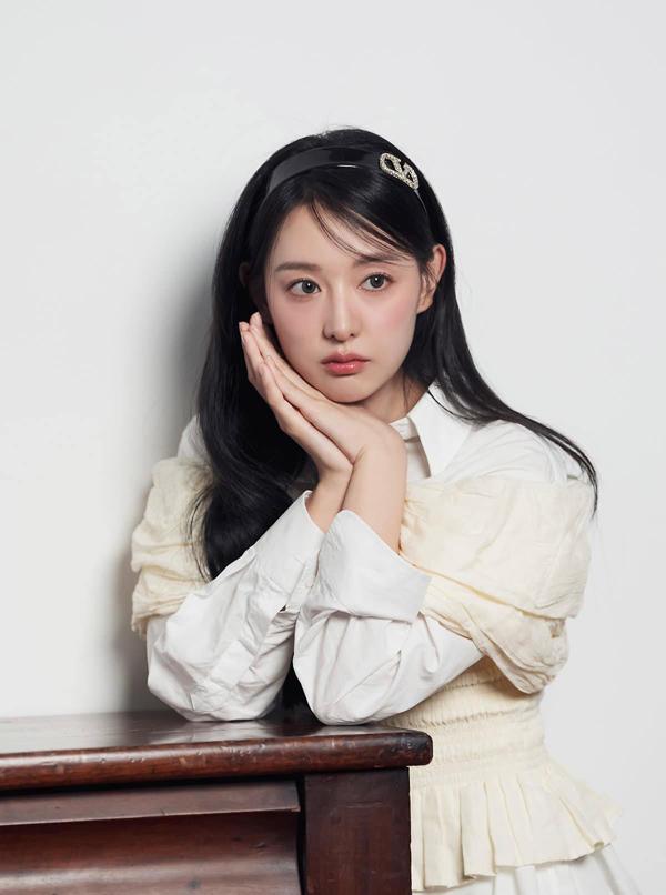 Kim Ji Won Nữ hoàng nước mắt chăm sóc da bóng đẹp bằng serum gì