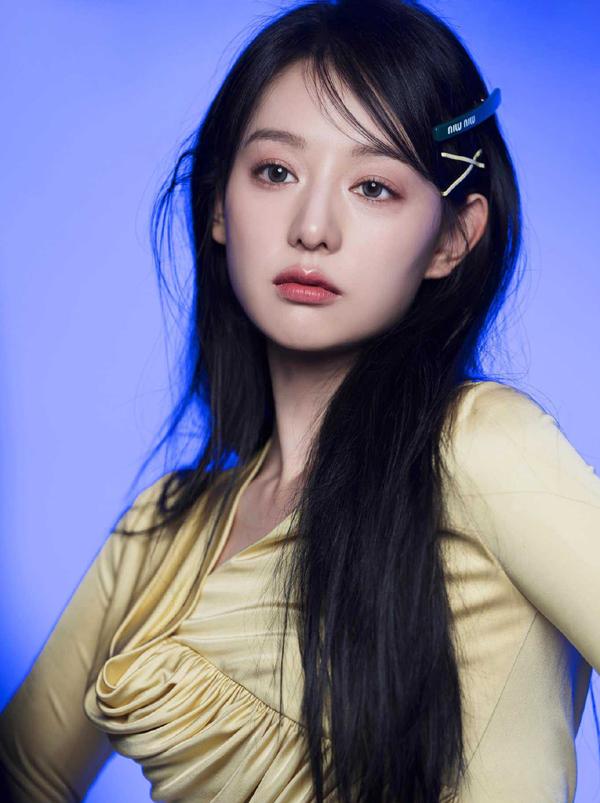 Kim Ji Won Nữ hoàng nước mắt chăm sóc da bóng đẹp bằng serum gì