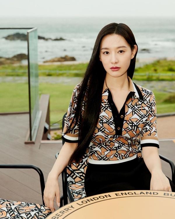 Kim Ji Won Nữ hoàng nước mắt chăm sóc da bóng đẹp bằng serum gì