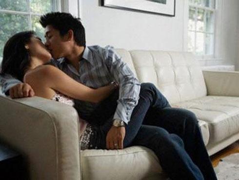 Vợ chết lặng chứng kiến chồng âu yếm chăm tình cũ trong... bệnh viện phụ sản-1