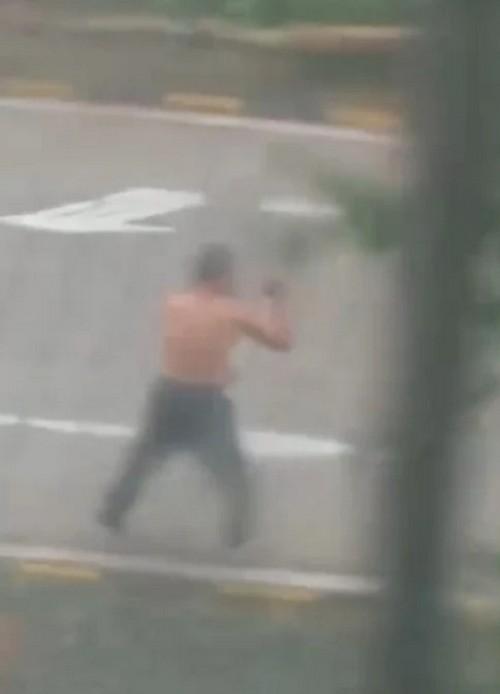 Người đàn ông Trung Quốc tập võ ngoài phố để đối đầu với bão Yagi, kết quả ra sao?-1