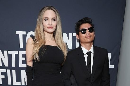 Pax Thiên đi sự kiện với Angelina Jolie, lộ sẹo lớn trên mặt