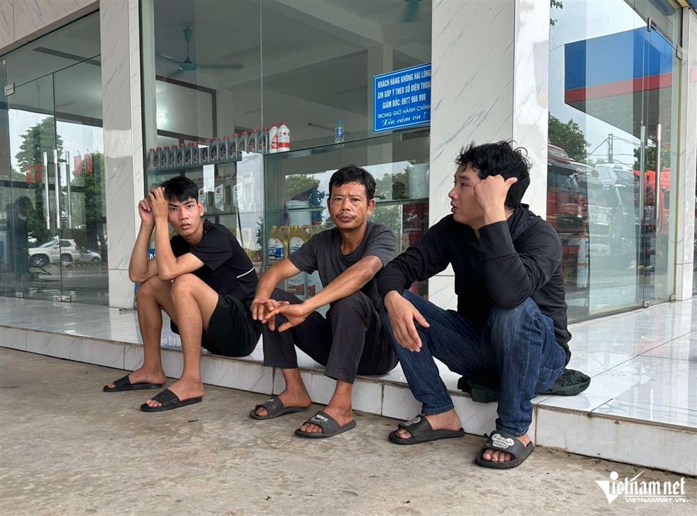 Nhói lòng cảnh ngóng tin bố mẹ, chồng, cháu mất liên lạc vụ sập cầu Phong Châu-3