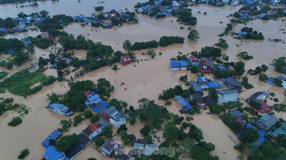 Nhiều người già, trẻ em mắc kẹt trong lũ lụt ở Thái Nguyên được đưa ra ngoài-1