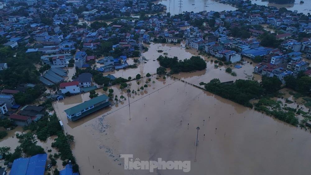Nhiều người già, trẻ em mắc kẹt trong lũ lụt ở Thái Nguyên được đưa ra ngoài-3