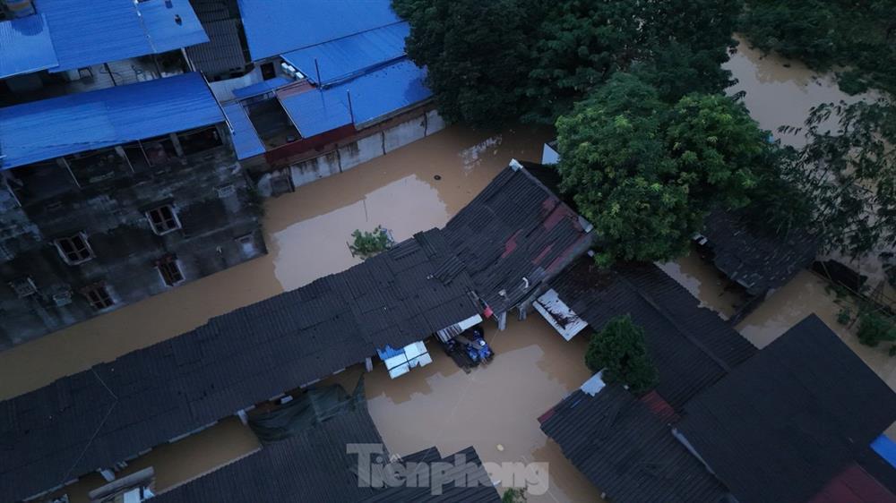 Nhiều người già, trẻ em mắc kẹt trong lũ lụt ở Thái Nguyên được đưa ra ngoài-5