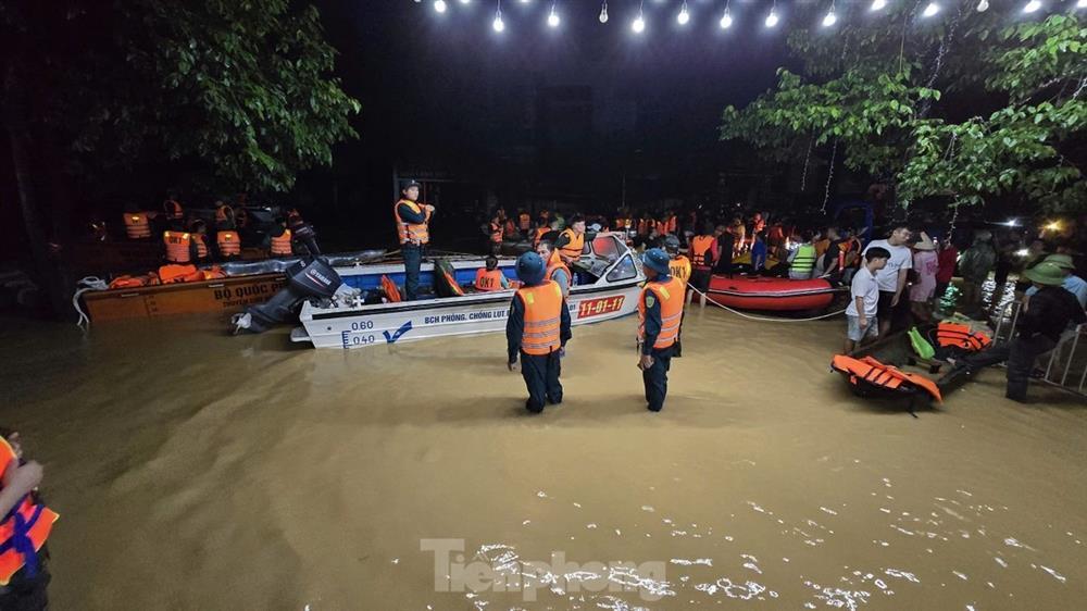 Nhiều người già, trẻ em mắc kẹt trong lũ lụt ở Thái Nguyên được đưa ra ngoài-7
