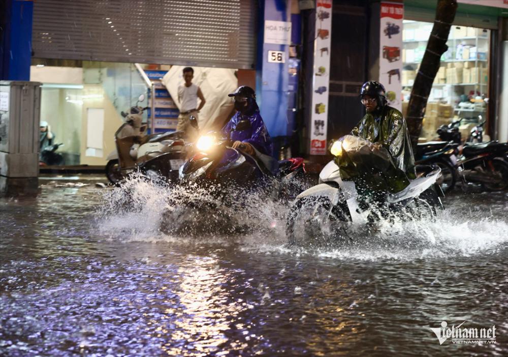 Đường phố Hà Nội ngập nặng, ùn tắc nghiêm trọng sau mưa lớn-1