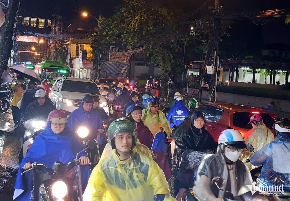 Đường phố Hà Nội ngập nặng, ùn tắc nghiêm trọng sau mưa lớn-7