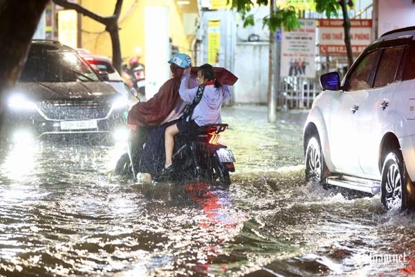 Hà Nội mưa cả đêm, đường phố ngập sâu đến nửa mét-11