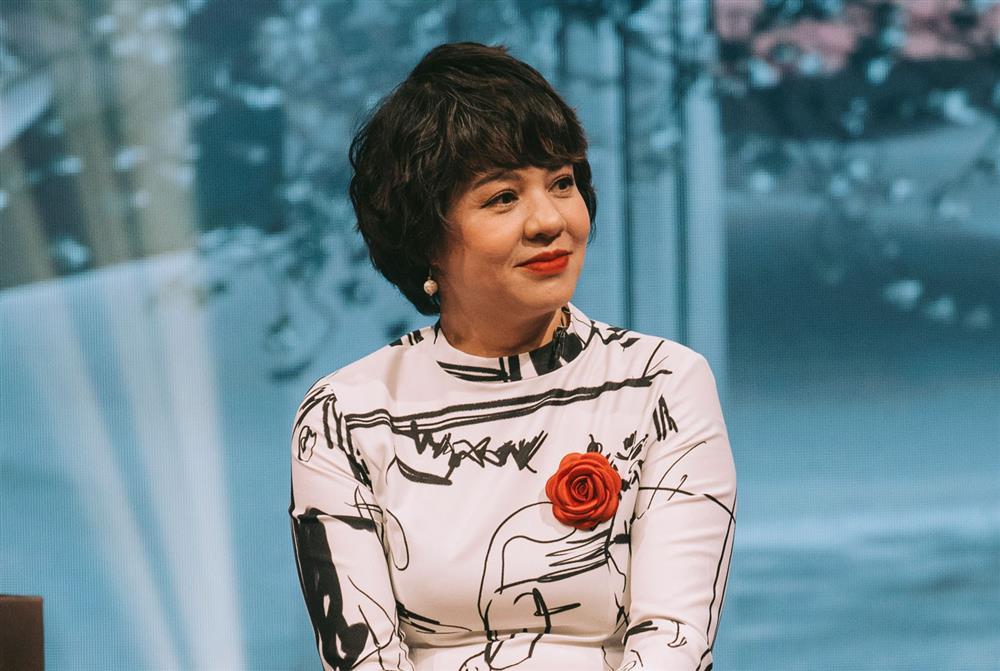 MC Diễm Quỳnh hiếm hoi khoe chồng U60, đang sống hạnh phúc trong căn nhà rực sắc hoa-1