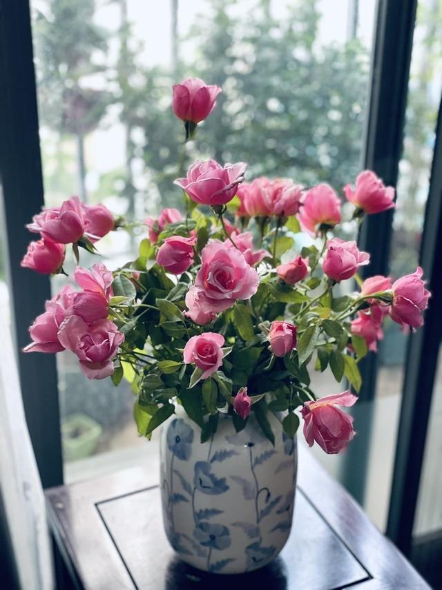 MC Diễm Quỳnh hiếm hoi khoe chồng U60, đang sống hạnh phúc trong căn nhà rực sắc hoa-10