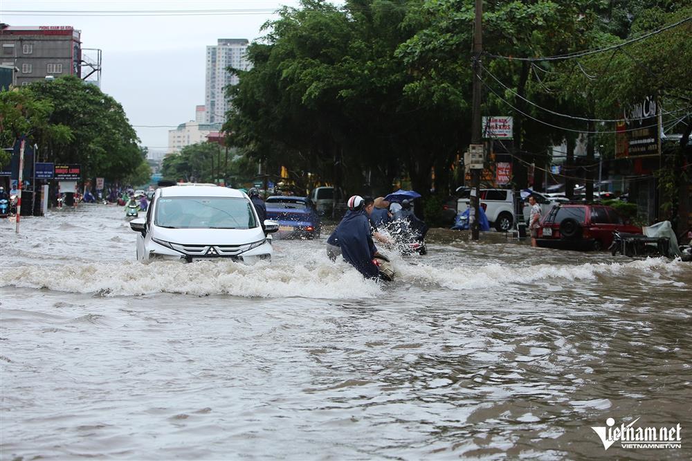 Hà Nội mưa cả đêm, đường phố ngập sâu đến nửa mét