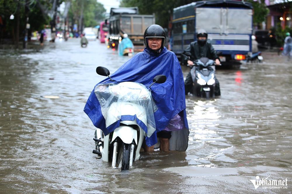 Hà Nội mưa cả đêm, đường phố ngập sâu đến nửa mét