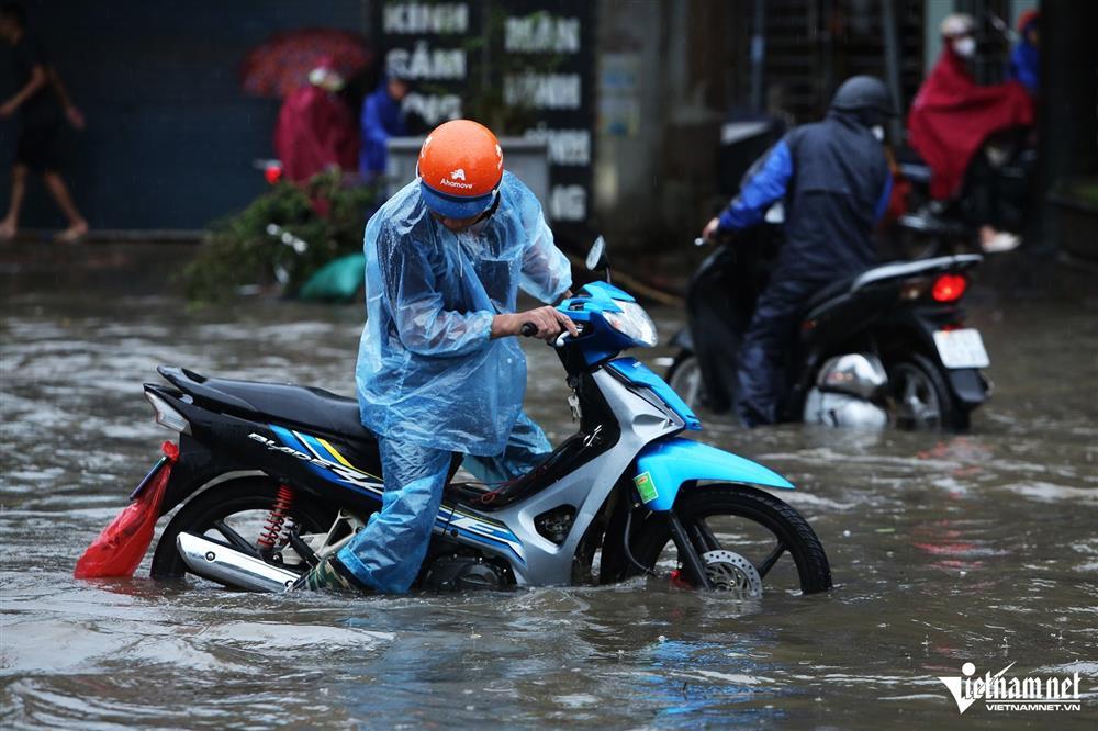 Hà Nội mưa cả đêm, đường phố ngập sâu đến nửa mét