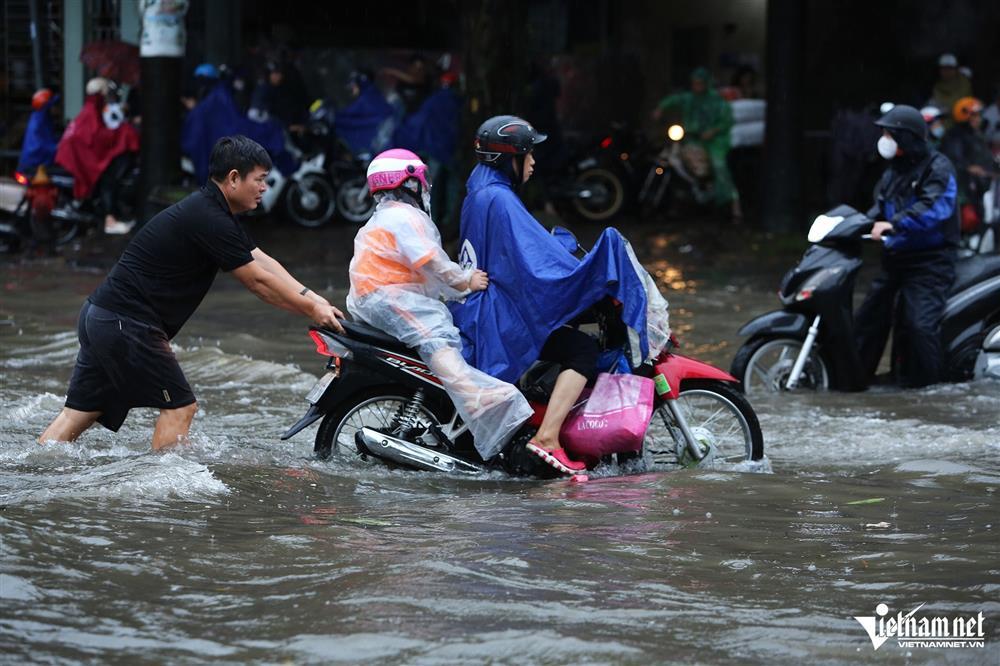 Hà Nội mưa cả đêm, đường phố ngập sâu đến nửa mét