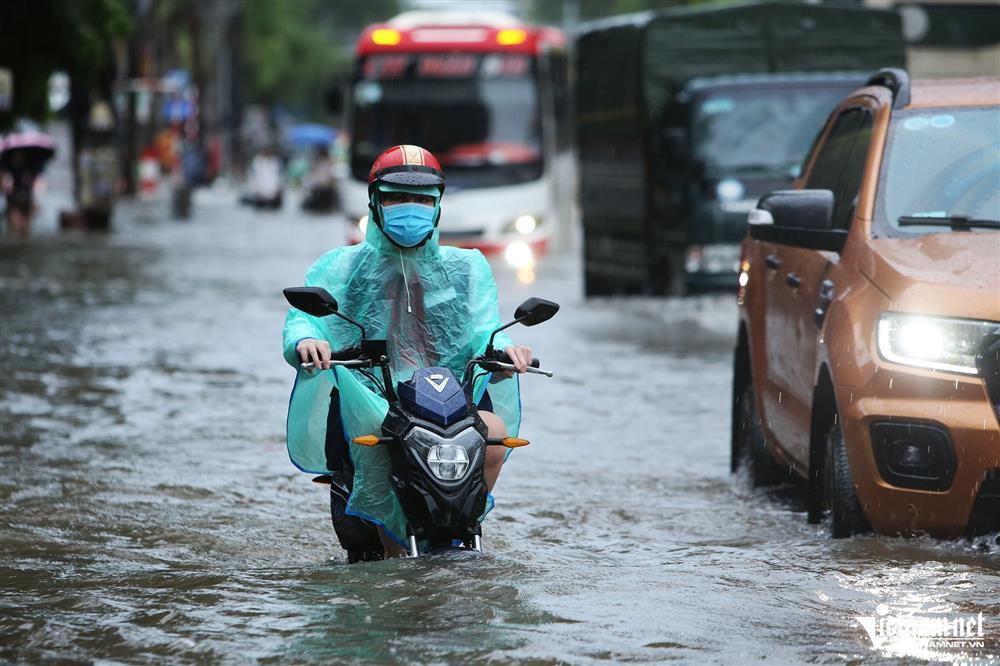 Hà Nội mưa cả đêm, đường phố ngập sâu đến nửa mét