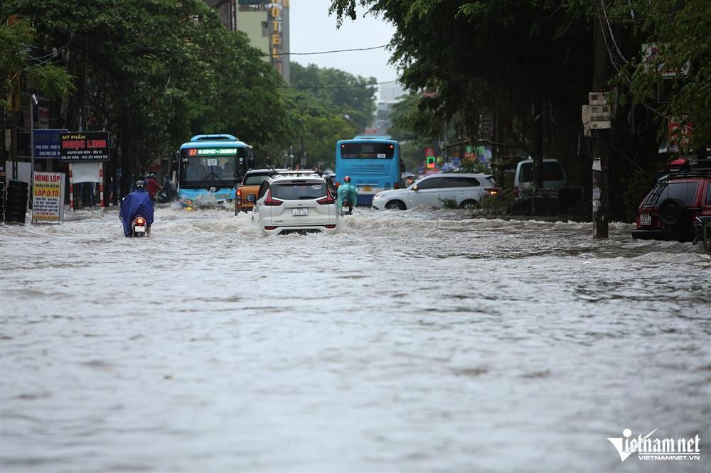 Hà Nội mưa cả đêm, đường phố ngập sâu đến nửa mét