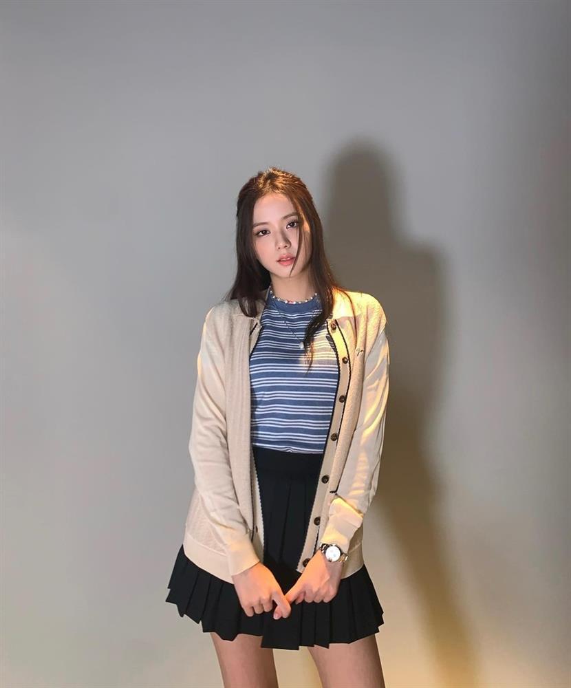 Jisoo mặc chân váy ngắn đẹp mê mẩn