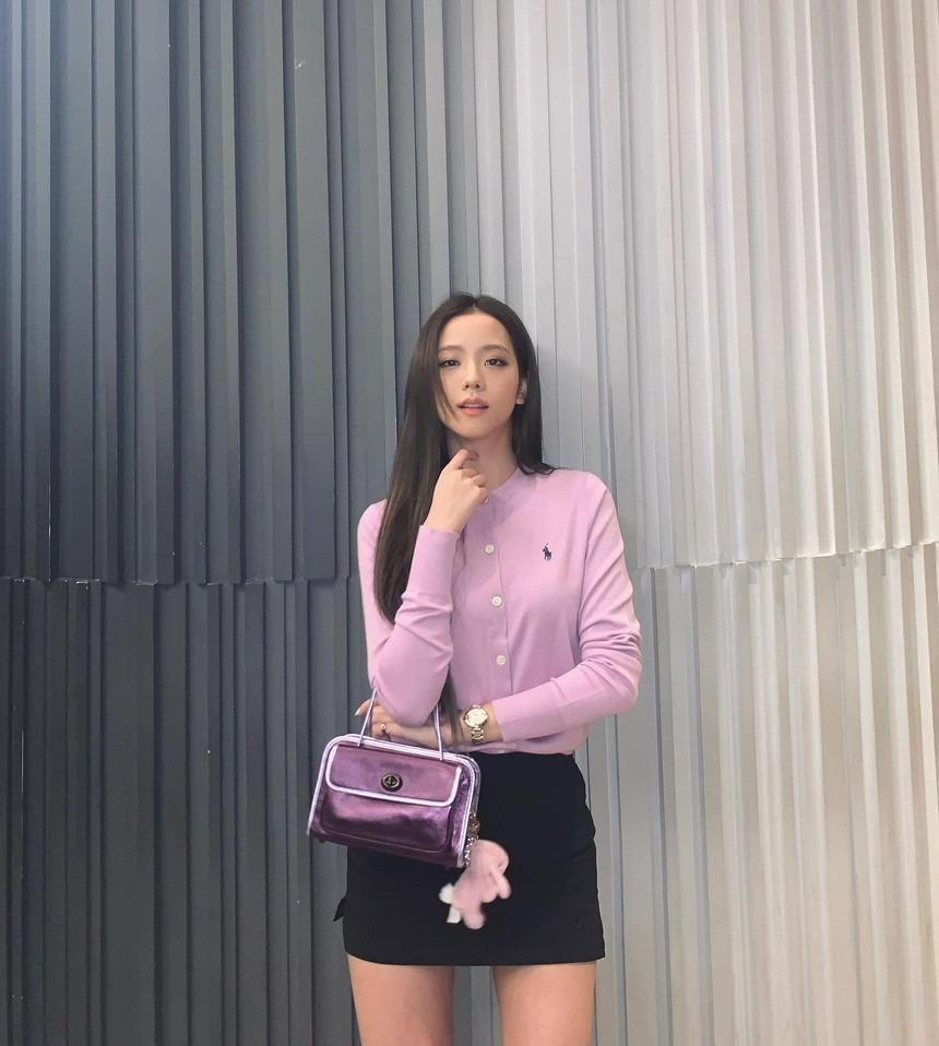 Jisoo mặc chân váy ngắn đẹp mê mẩn