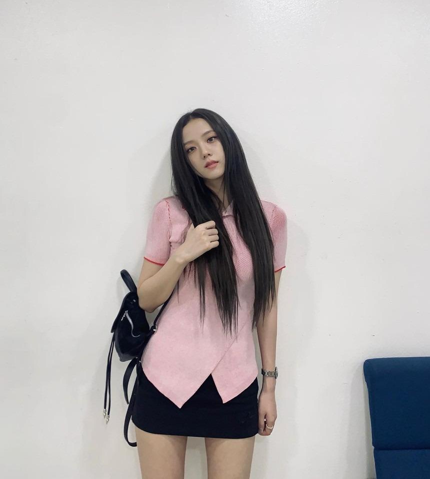 Jisoo mặc chân váy ngắn đẹp mê mẩn