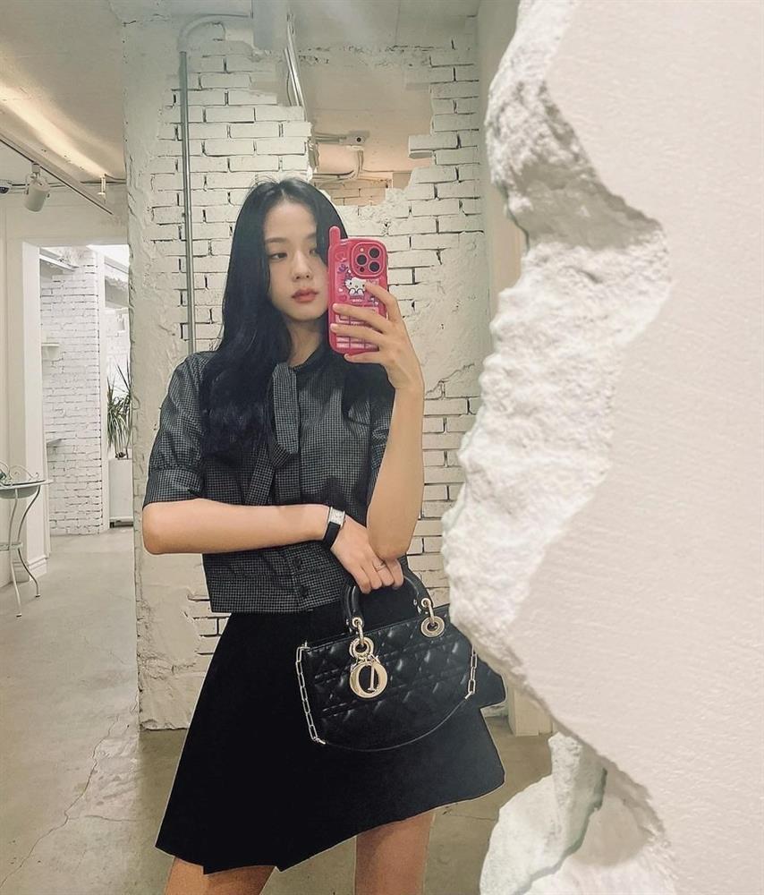 Jisoo mặc chân váy ngắn đẹp mê mẩn
