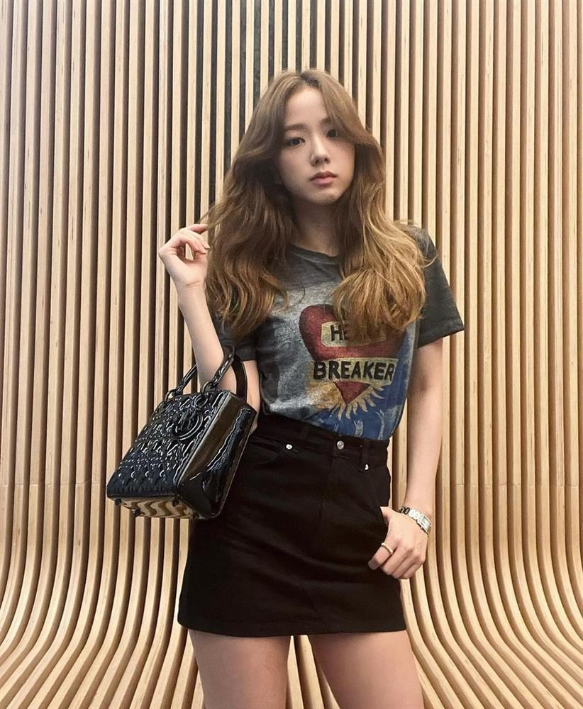 Jisoo mặc chân váy ngắn đẹp mê mẩn