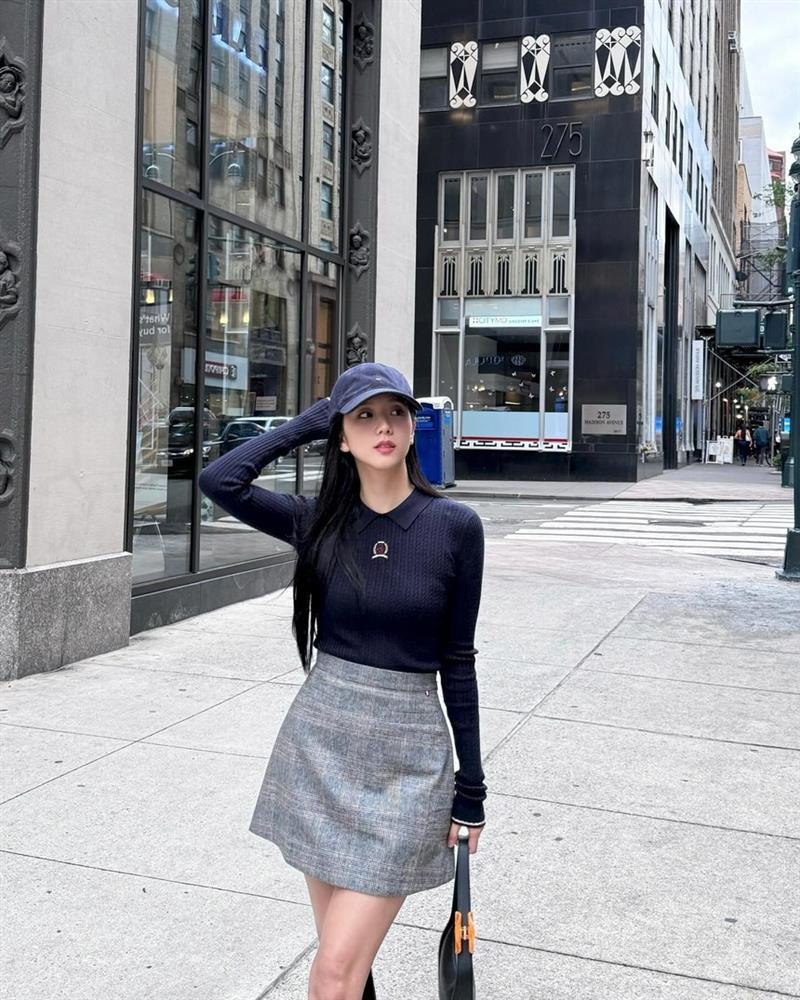 Jisoo mặc chân váy ngắn đẹp mê mẩn