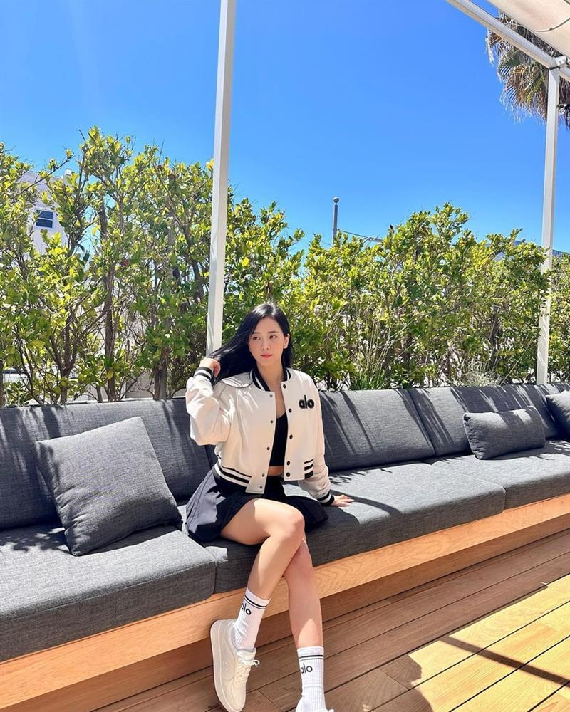 Jisoo mặc chân váy ngắn đẹp mê mẩn