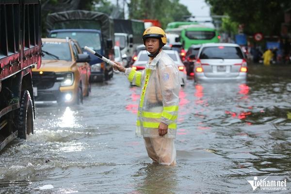 Nhiều tàu đứt dây neo đâm vào trụ cầu, cấm phương tiện thủy qua cầu Vĩnh Phú-3