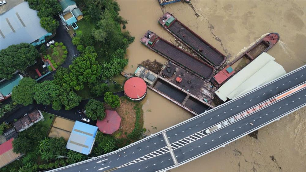 Nhiều tàu đứt dây neo đâm vào trụ cầu, cấm phương tiện thủy qua cầu Vĩnh Phú-1