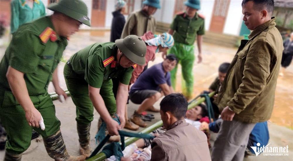 Công an Cao Bằng vào hiện trường sạt lở, cứu sống 10 người dân-2