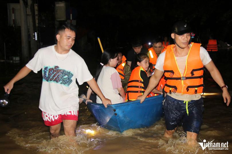 Thái Nguyên: Trắng đêm đón hơn 60 người vào căn nhà 6 tầng tránh lũ-1